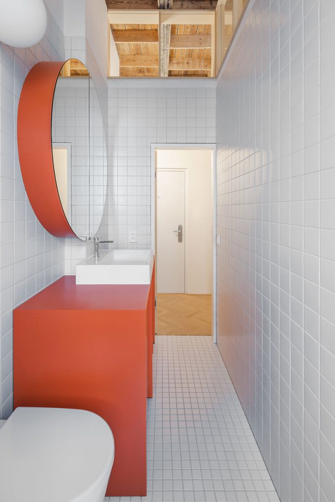 Oranžová kúpeľňová skrinka - Malý byt Apartment G v B