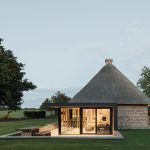 Exteriér s terasou a prístavbou - Nieby Crofters Cottage v Nemecku