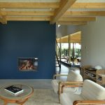 Obývačka s krbom - Drevený dom s fasádou z recyklovaného dreva v Holandsku