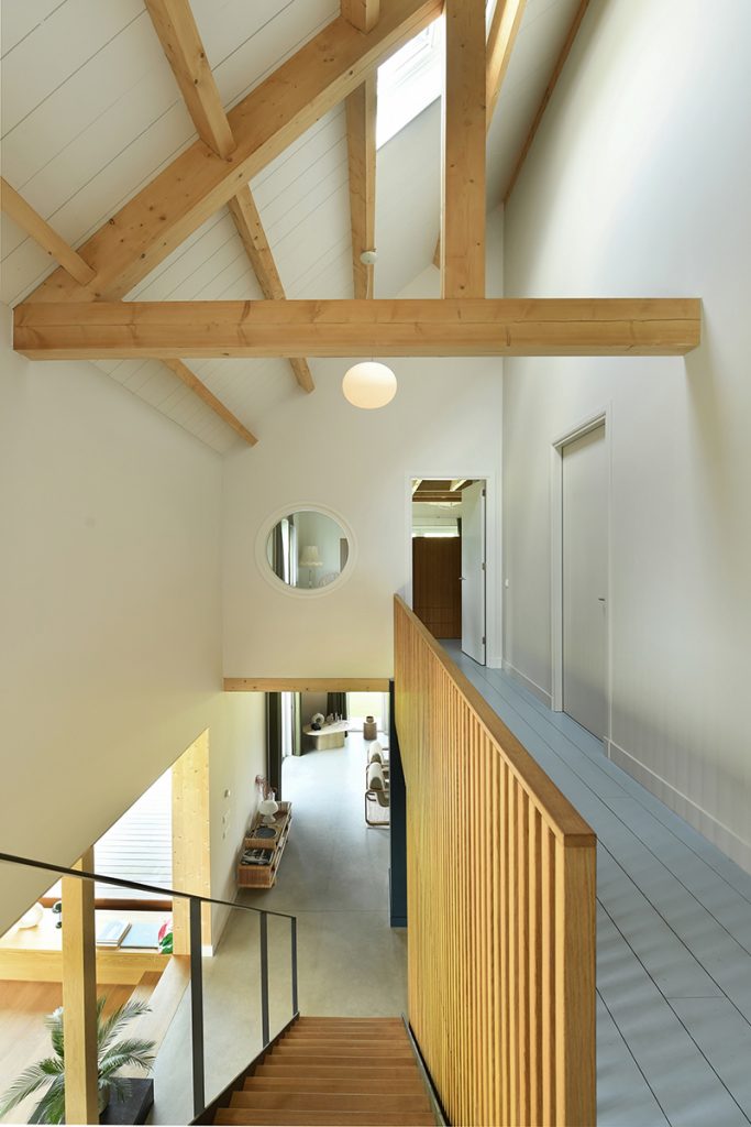 Poschodie - Drevený dom s fasádou z recyklovaného dreva v Holandsku