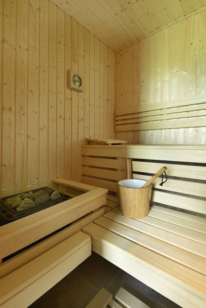Sauna - Drevený dom s fasádou z recyklovaného dreva v Holandsku