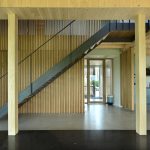 Schodisko z dennej zóny - Drevený dom s fasádou z recyklovaného dreva v Holandsku
