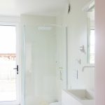 Biela kúpeľňa - Trojpodlažný dom v Českých Budějoviciach
