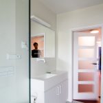 Biela kúpeľňa - Trojpodlažný dom v Českých Budějoviciach