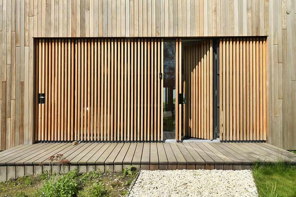 Vchod - Drevený dom s fasádou z recyklovaného dreva v Holandsku