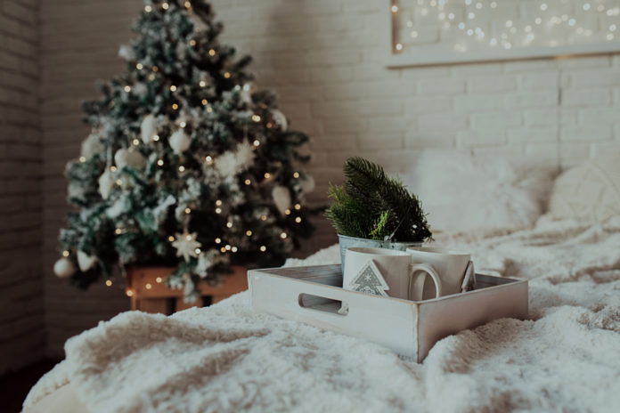 Podnos na posteli pri vianočnom stromčeku