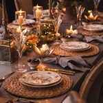 Vianočné prestieranie stola s vianočnými dekoráciami, slávnostným riadom a sviečkami