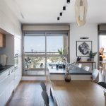 Kuchyňa s výhľadom na balkón - Vysnívaný byt architektky v Izraeli