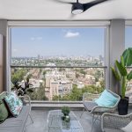 Balkón s výhľadom na okolie - Vysnívaný byt architektky v Izraeli