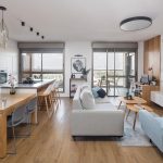 Denná zóna s kuchyňou a obývačkou - Vysnívaný byt architektky v Izraeli