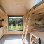 Obytný priestor s kuchynským kútikom a miestom na spanie - Mobilný drevodom Zašívárna