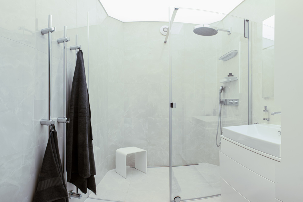 Kúpeľňa so sprchovým kútom - Rekonštrukcia bytu s prvkami funkcionalizmu v Brne