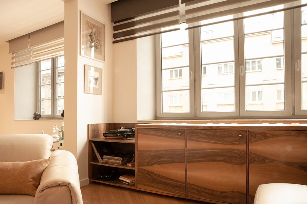 Komoda pod oknom v obývačke - Rekonštrukcia bytu s prvkami funkcionalizmu v Brne
