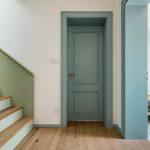 Tyrkysové dvere a machovo zelené schodisko - Rekonštrukcia vily Pod Vrškem v Prahe