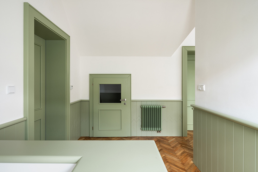 Machovo zelená farba na poschodí - Rekonštrukcia vily Pod Vrškem v Prahe