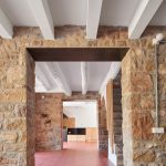 Prechod medzi priestormi - Rekonštrukcia historického statku v Barcelone