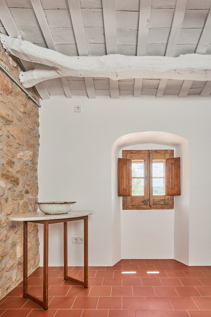Aj na poschodí architekti ponechali staré kamenné múry domu viditeľné.
