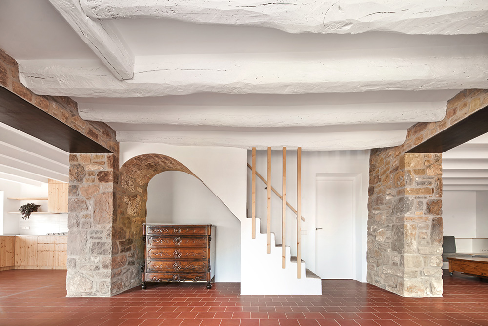 Pôvodné schodisko - Rekonštrukcia historického statku v Barcelone