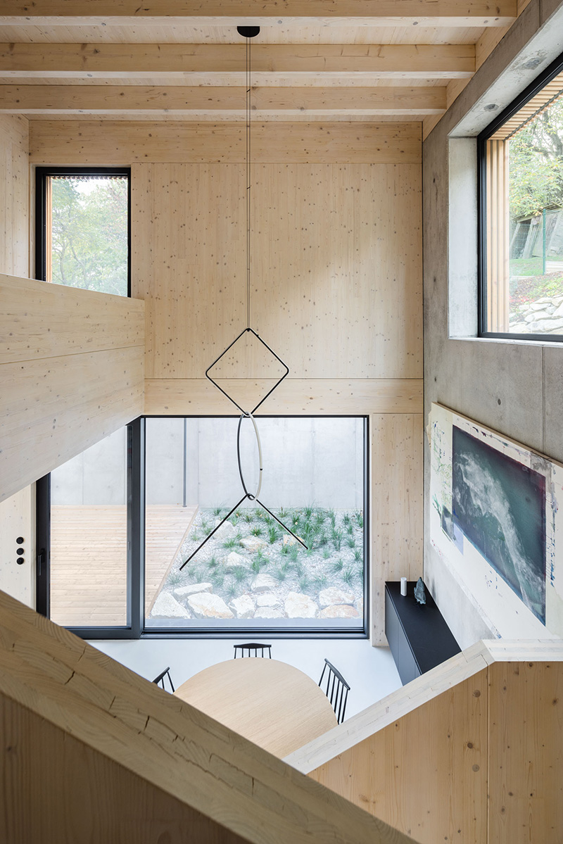 Hlavnú dennú zónu architekt otvoril nielen smerom do záhrady, ale aj vertikálne – až po strechu. 