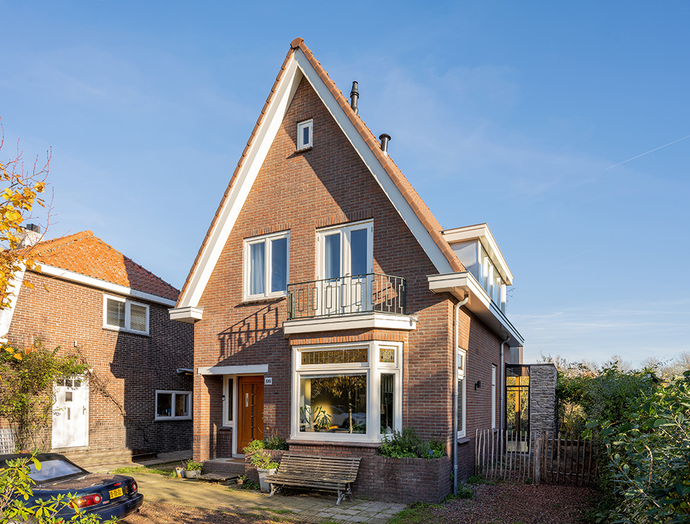 Exteriér pôvodného domu z ulice - Rozšírenie staršieho domu v Amsterdame