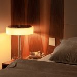 Stojaca lampa v spálni - Rekonštrukcia bytu s prvkami funkcionalizmu v Brne
