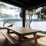 Drevené sedenie na terase s výhľadom - Dom pri jazere v Čile