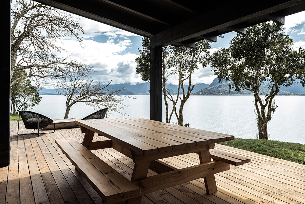 Drevené sedenie na terase s výhľadom - Dom pri jazere v Čile