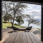 Sedenie na vonkajšej terase s výhľadom na jazero - Dom pri jazere v Čile