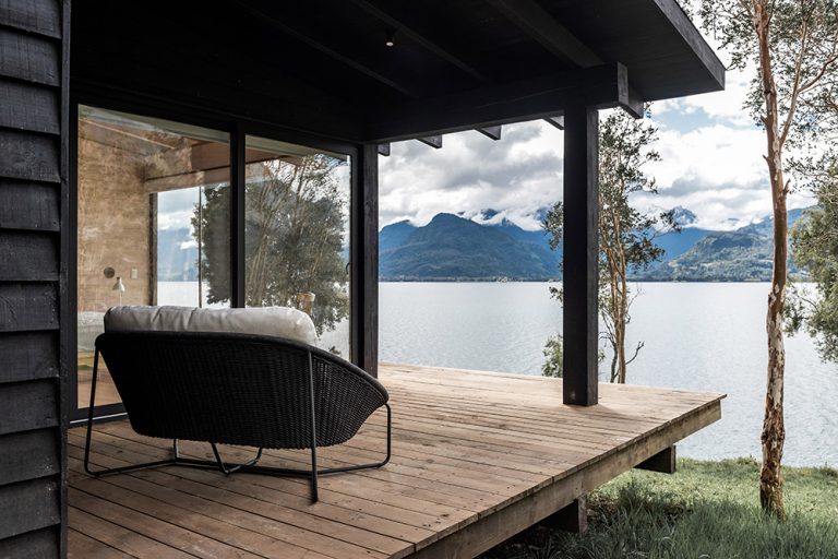 Úchvatné bývanie pri jazere: Útulný dom obložili borovicovým drevom, nechýba ani vonkajšia terasa s posedením