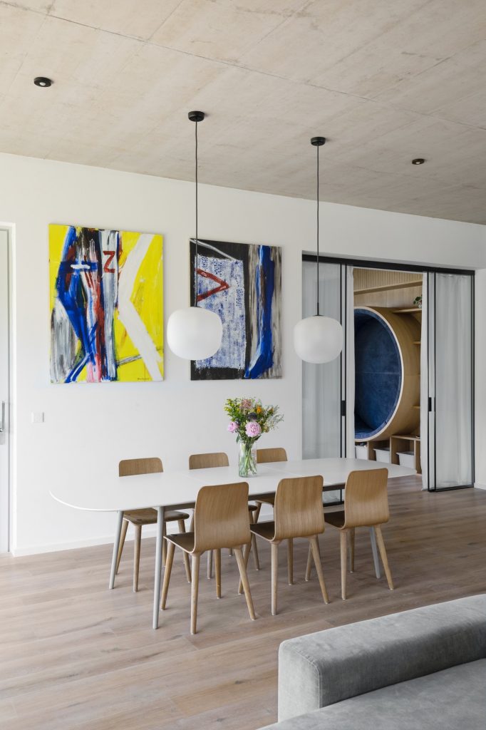 jedálnský stôl pre šiestich, moderné abstraktné obrazy, industriálny strop