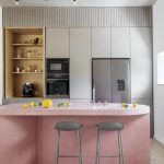 kuchyňa s ružovým ostrovčekom a nerezovou americkou chladničkou