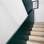 Drevené schodisko s farebným zábradlím