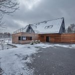 moderná chata so sedlovou strechou v zime, zimná príroda