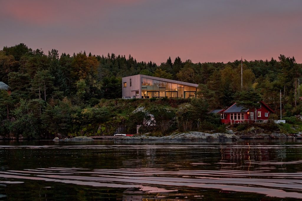 drevostavba pri fjorde, škandinávska príroda, tradičná nórska architektúra, moderná architektúra, zasklená fasáda, Nórsko
