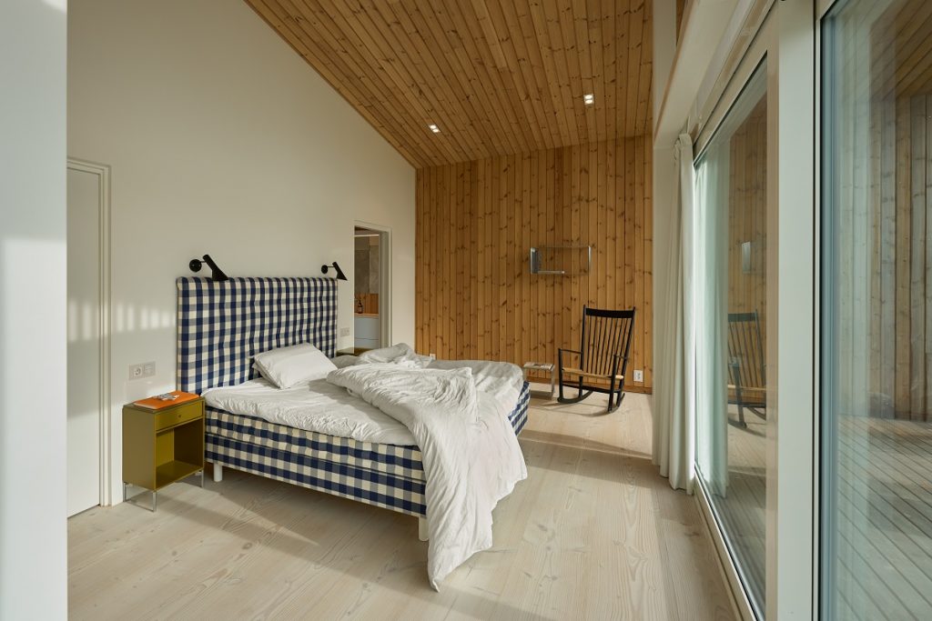 spálňa, drevený obklad v interiéri, posteľ