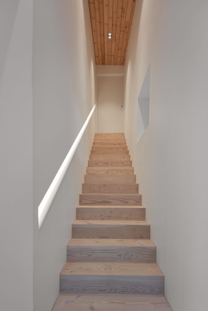 drevené interiérové schodisko