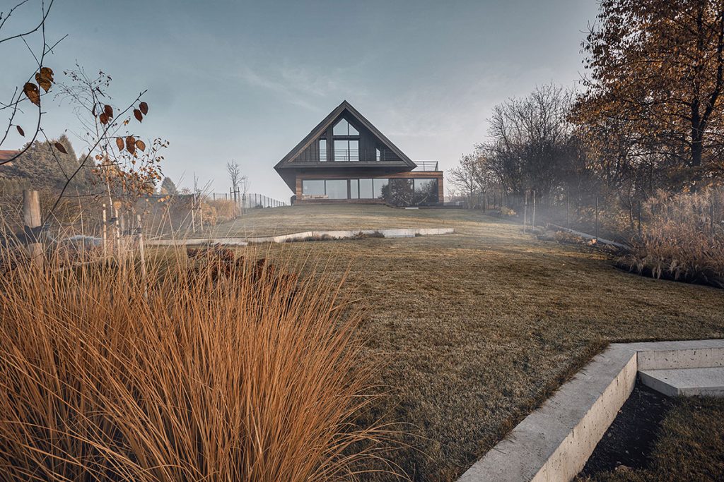 Moderná chata v prírode, jesenná príroda, sedlová strecha
