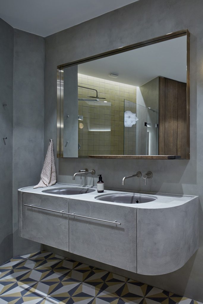 Kúpeľňový nábytok - Rekonštrukcia staršieho bytu v Prahe