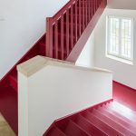 červené drevené schodisko