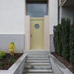 bledožlté dvere vchodové
