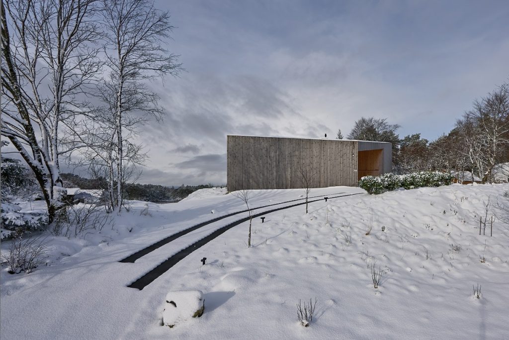 Dom s drevenou fasádou, zimná príroda