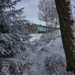 moderná drevostavba medzi stromami, zimná príroda, sneh, Nórsko