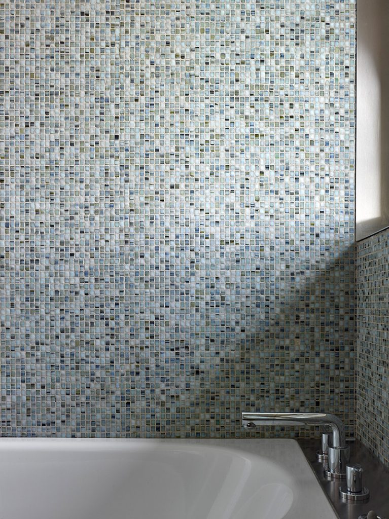 Modrozelená mozaika v kúpeľni - Byt Nový Svet v Bratislave