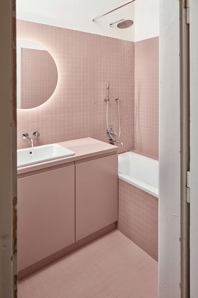 Ružová kúpeľňa - Byt s pódiom v Prahe