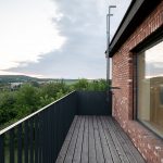 Oceľový balkón - Bývanie v trafostanici na Morave