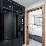 Čierny zasklený šatník - Premena hotelového mezonetu na bývanie