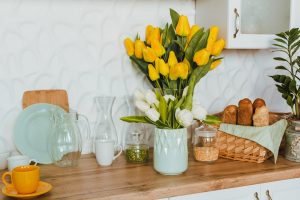 žlté tulipány v kuchyni