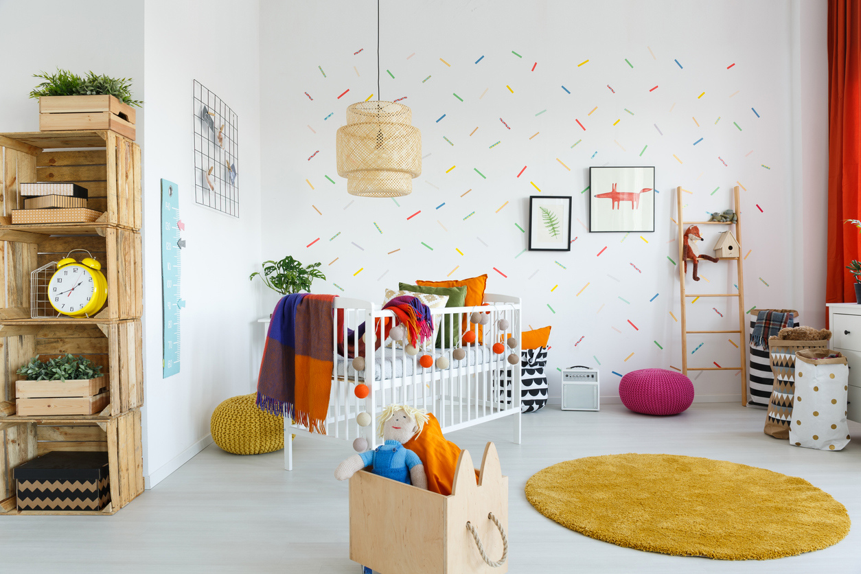 detská izba, úložné boxy, detská postieľka, farebná stena
