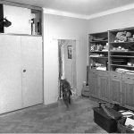 čiernobiele foto obývačkovej steny a bytového jadra