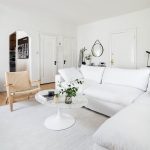 obývačka s bielou sedačkou a ratanovým kreslom